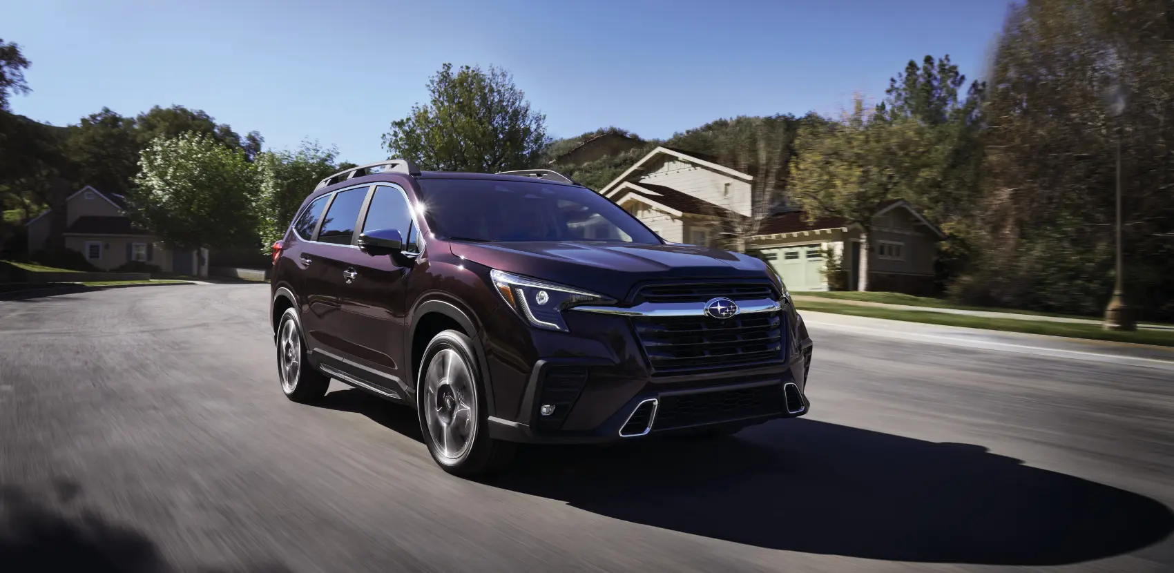 Camioneta Subaru Evoltis en calle de vecindario.